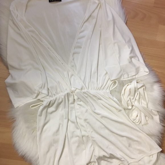 ๐CLEARANCE๐ White Plunging Neckline Wrap Romper - Picture 3 of 4